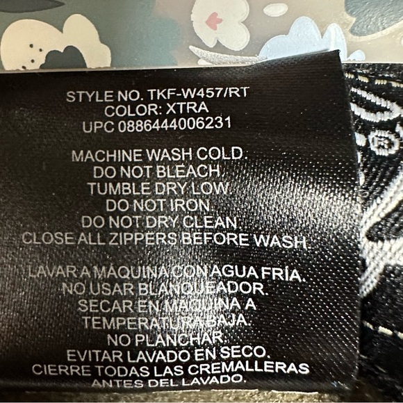 Realtree Camouflaged Zipped Jacket Medium w/Zip pockets and inside pocket.
(A) - Picture 6 of 8